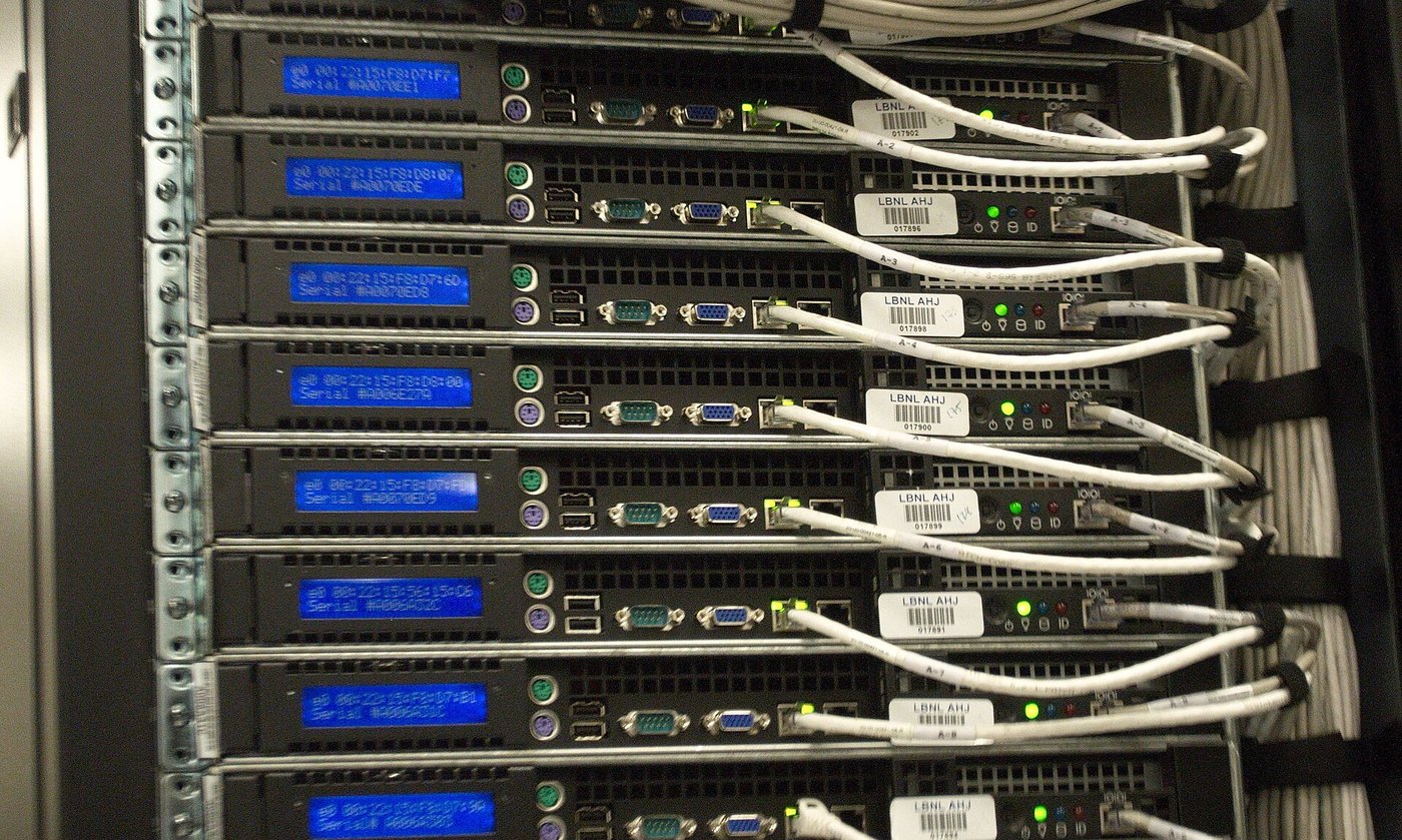Data mərkəzində server şkafı