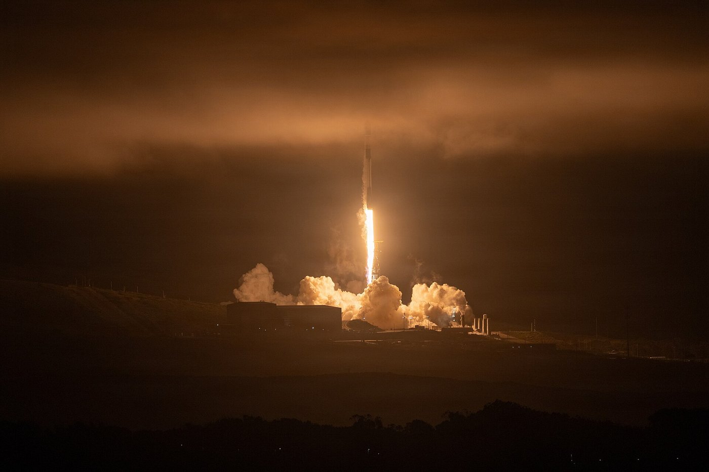 SpaceX Falcon 9 raketinin Vandenberg bazasından buraxılışı
