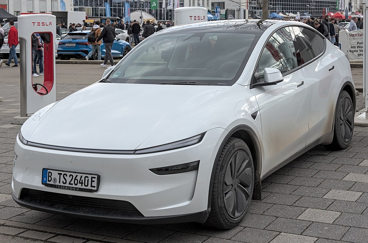 Tesla Model Y şarj stansiyasının yanında